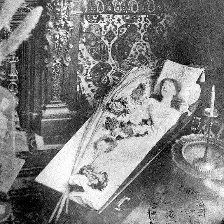 Sarah Bernhardt contava que costumava analisar seus personagens deitada dentro de um caixão