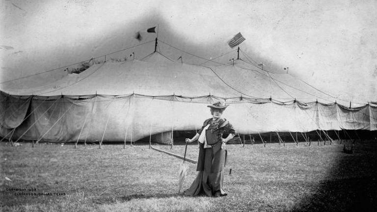 Na falta de teatro na cidade, Sarah Bernhardt posa em frente à lona de circo armada em Dallas, no Texas (EUA), para sua apresentação
