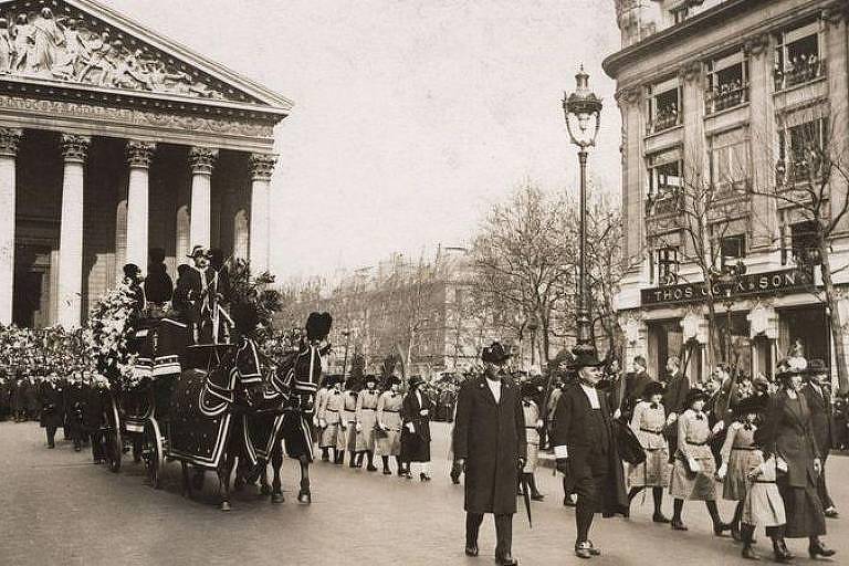 O cortejo fúnebre de Sarah Bernhardt reuniu 30 mil pessoas nas ruas de Paris

