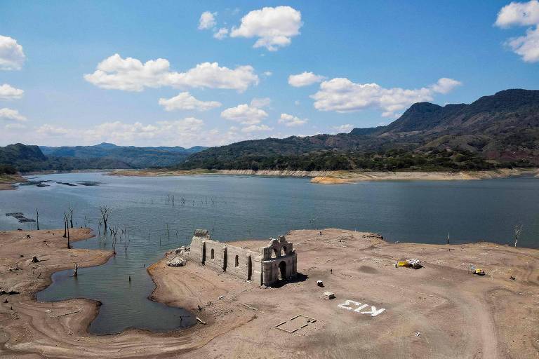 Vista aérea da igreja de Quechula, que emergiu da represa Malpaso após seca no México