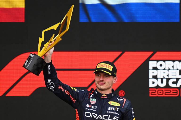 Max Verstappen no lugar mais alto do pódio após vencer o GP do Canadá