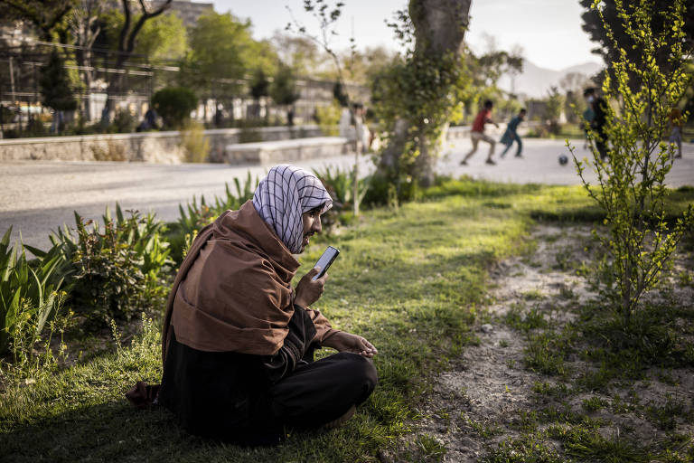 Zahid Omar, um talibã, troca mensagens de voz por WhtasApp em Cabul