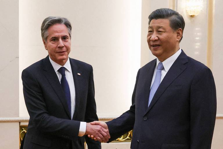O secretário de Estado dos EUA, Antony Blinken, cumprimenta o líder chinês, Xi Jinping, no Grande Salão do Povo, em Pequim