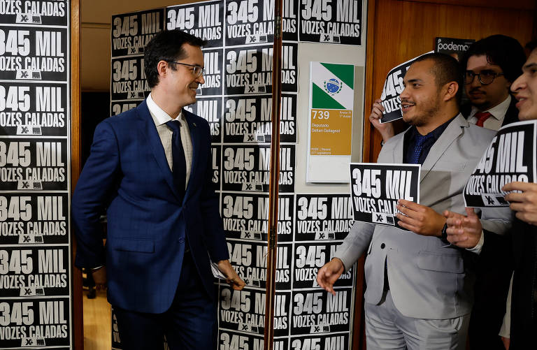 Deltan segue para fazer declaração à imprensa após Mesa Diretora declarar a perda de seu mandato