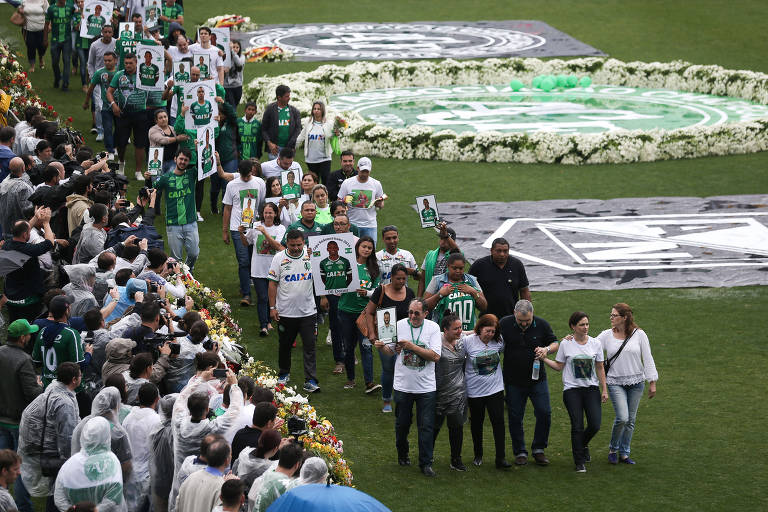 Familiares encerram cerimônia com volta pelo gramado da Arena Condá, em Chapecó, no velório dos jogadores da Chapecoense