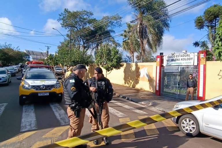 Policiais isolam entorno do Colégio Estadual Helena Kolody, em Cambé, no norte do Paraná