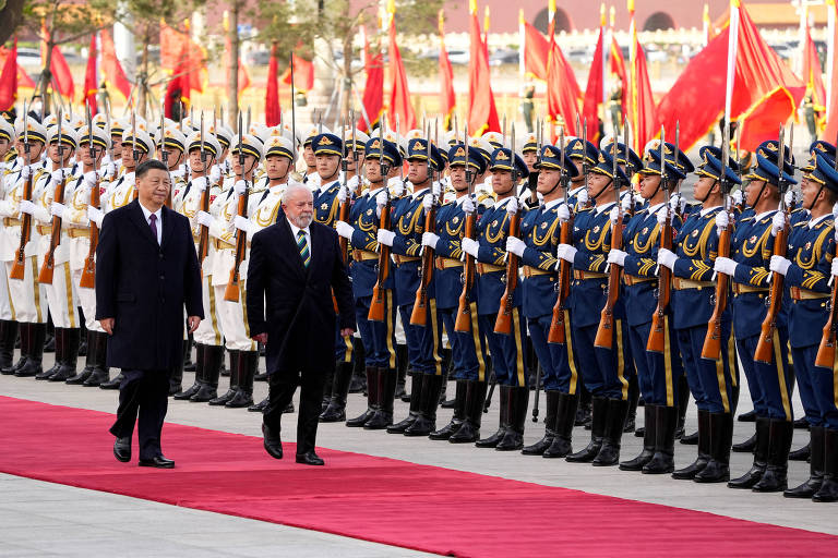 O presidente Luiz Inácio Lula da Silva ao lado do líder da China, Xi Jinping, durante viagem a Pequim