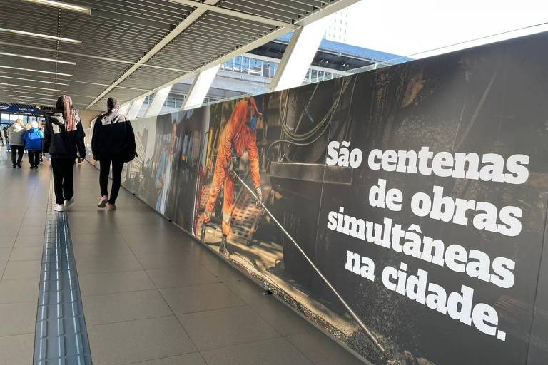 Publicidade da Prefeitura de São Paulo na estação Vila Prudente do metrô 