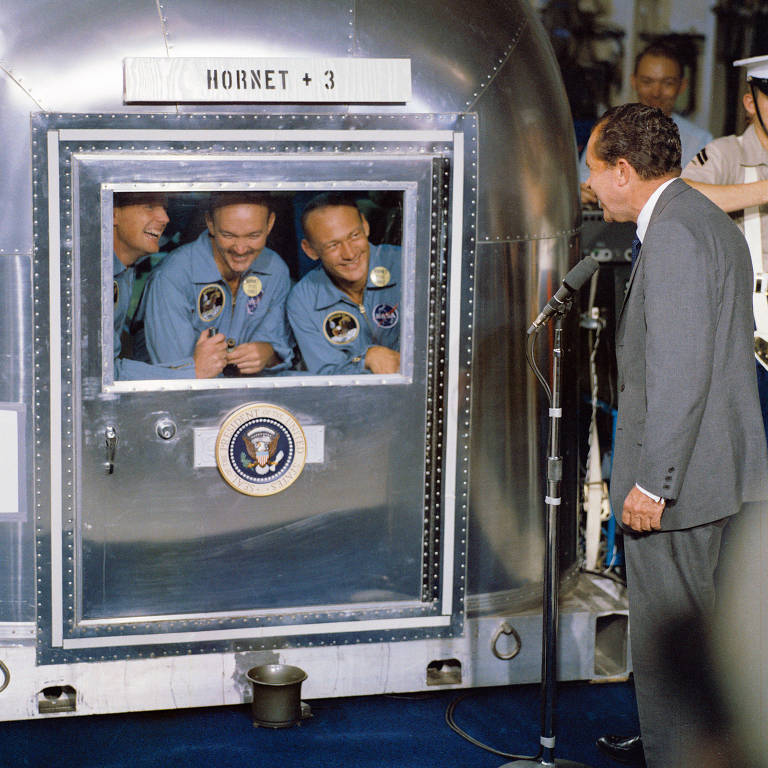Astronautas da missão Apollo 11 Neil Armstrong, Michael Collins e Buzz Aldrin Jr. conversam com o presidente Richard Nixon durante a quarentena após a chegada da Lua, em 1969