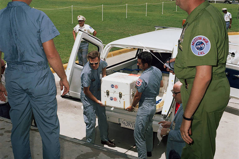 Oficiais de controle de quarentena entregam a primeira das caixas de amostras da Apollo 11 no Laboratório de Recepção Lunar no Centro Espacial Johnson, em Houston (EUA)