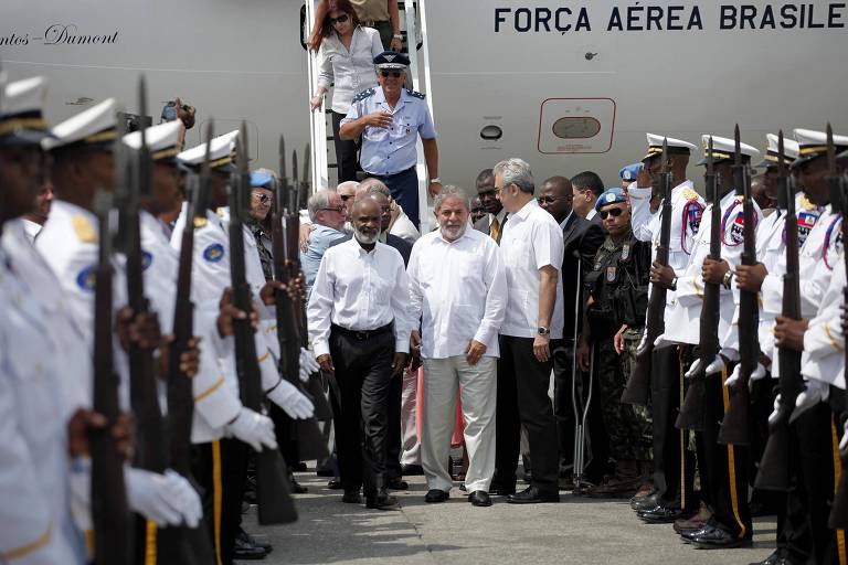 O presidente Luiz Inácio Lula da Silva, então em seu segundo mandato, ao lado do então presidente do Haiti, Rene Preval, em Porto Príncipe, durante visita oficial