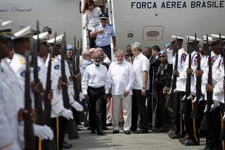 Brazilian President Lula da Silva walks with Haitian President Preval in Port-au-Prince