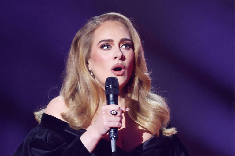 Adele conta que uso de cinta modeladora trouxe um problema de saúde