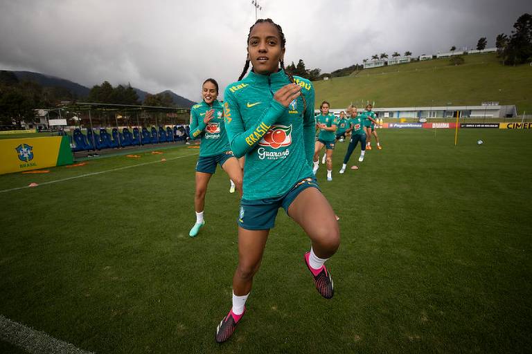 Jogadoras da seleção brasileira feminina fazem atividade física em treino em Teresópolis