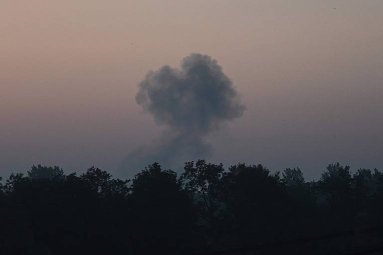 Fumaça sobe após ataque com drones russos contra a cidade de Lviv, no leste da Ucrânia