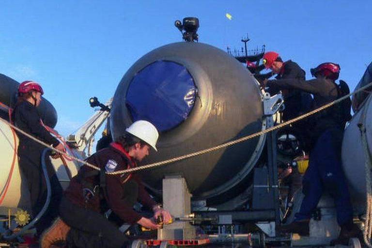Funcionários trabalham em submarino pequeno; acredita-se que embarcação desaparecida seja o Titan, da OceanGate
