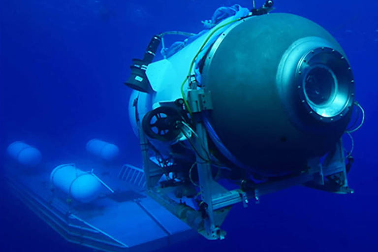 A imagem mostra o submersível navegando pelo mar