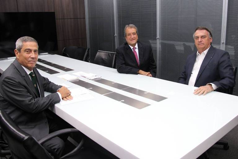 O presidente do PL, Valdemar Costa Neto, o ex-presidente Jair Bolsonaro, e o ex-ministro Braga Netto fazem reunião às vésperas do julgamento no TSE