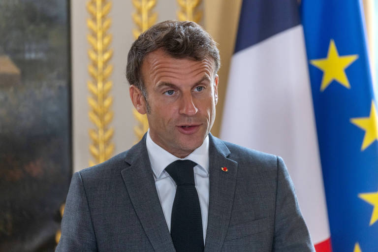 Retrato de Macron discursando, com a testa franzida