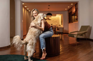 ***Especial O Melhor da Internet***.  Retrato da ativista  Luisa Mell  com seu cachorro Leo em  seu apartamento no Jd Paulistano. Ela venceu pesquisa Datafolha na categoria 