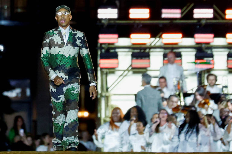 Pharrell Williams faz 1º desfile pela Louis Vuitton em Paris