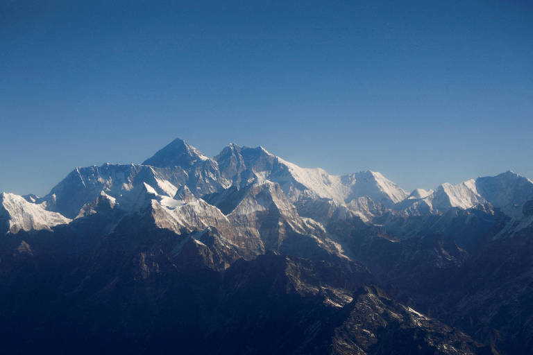 Visão do monte Everest, na cadeia do Himalaia; com 3°C de aquecimento, as geleiras no Himalaia oriental, que inclui o Nepal e o Butão, perderão até 75% de seu gelo