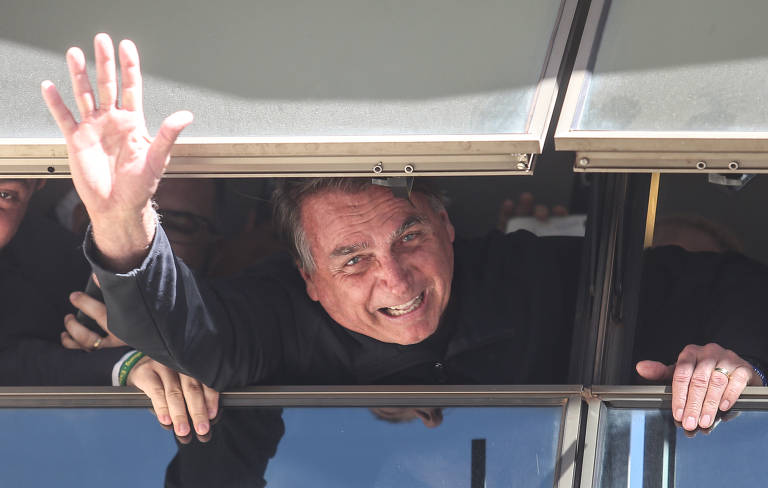 Após a derrota para Lula, Bolsonaro viajou para os Estados Unidos no fim de 2022, ignorando o rito democrático de passar a faixa para o sucessor; ele voltou ao Brasil em 30 de março, após 89 dias, para tentar liderar a oposição ao governo Lula e, ao mesmo tempo, se defender em investigações incluindo do caso das joias da Arábia Saudita e os ataques de 8 de janeiro