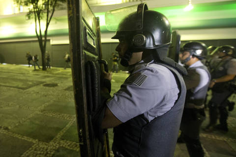 SAO PAULO, SP, BRASIL, 11-06-2013: Policiais da Forca Tatica enfrentam Manifestantes no Centro. Manifestacao contra o aumento da tarifa de onibus. (Foto: Fabio Braga/Folhapress, COTIDIANO).