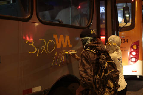 SÃO PAULO, SP, BRASIL, 07-06-2013: País em Protesto: Manifestantes picham ônibus durante manifestacao contra o aumento da tarifa do transporte, em São Paulo (SP). (Foto: Fabio Braga/Folhapress, COTIDIANO)