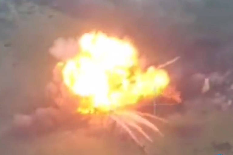 Explosão de tanque kamikaze russo na região de Mariinka, no leste da Ucrânia
