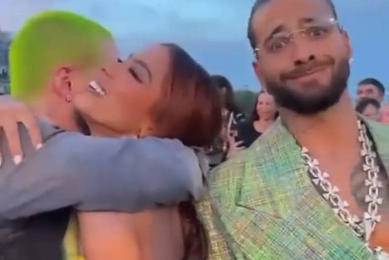 Desfile da Louis Vuitton: Anitta abraça J Balvin e reação de Maluma viraliza