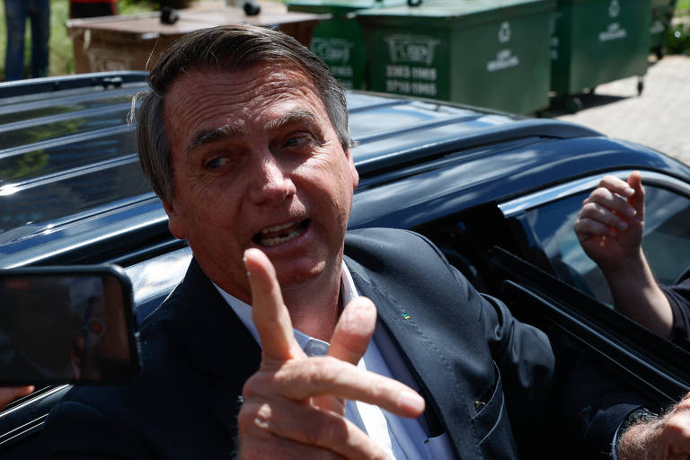 Bolsonaro adia 'dedazo' e tenta driblar perda de influência