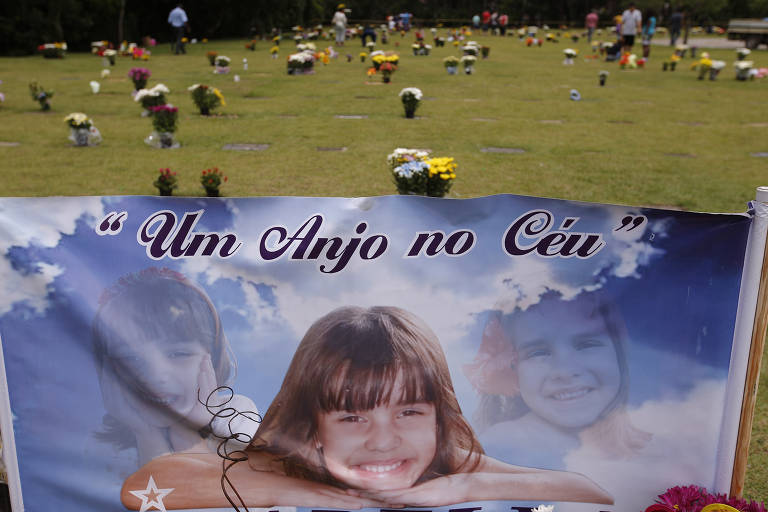 Isabella Nardoni foi asfixiada e jogada do 6° andar do edifício London, na zona norte de São Paulo, em março de 2008; na foto, visitação ao túmulo em que o corpo da menina está enterrado no cemitério Parque dos Pinheiros, no Jaçanã