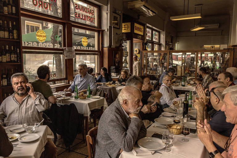 Pessoas jantam no Miramar, restaurante popular icônico nos arredores de San Cristóbal, em Buenos Aires