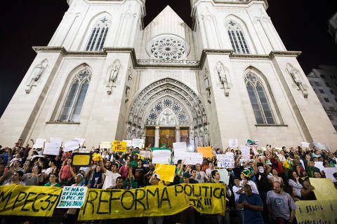 SAO PAULO - SP - 21.06.2013 - Protesto contra a PEC-37 na catedral da Se. (Foto: Danilo Verpa/Folhapress, COTIDIANO)