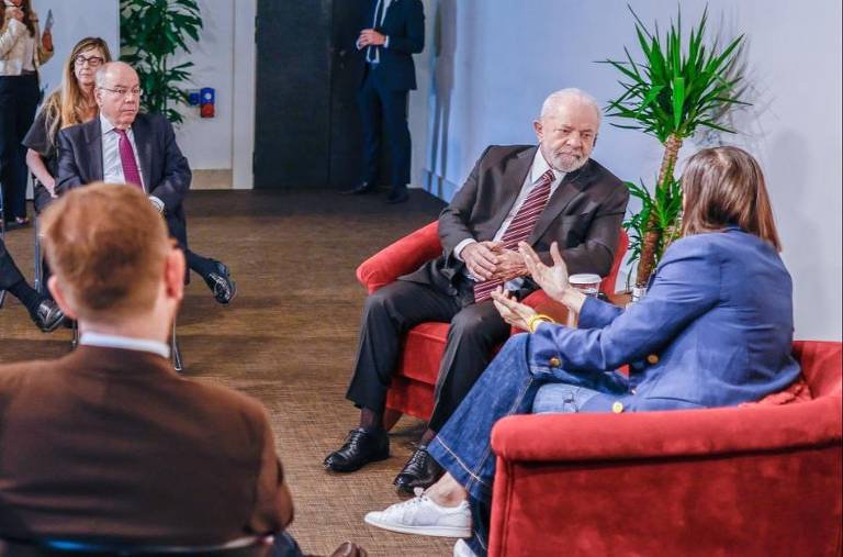 O presidente Luiz Inácio Lula da Silva com a secretária-geral do Partido Democrático Italiano, Elly Schlein, em Roma