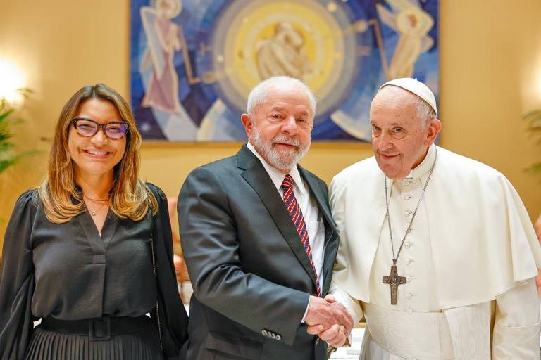 O presidente Luiz Inácio Lula da Silva (PT), acompanhado da primeira-dama Janja, com o papa Francisco, no Vaticano
