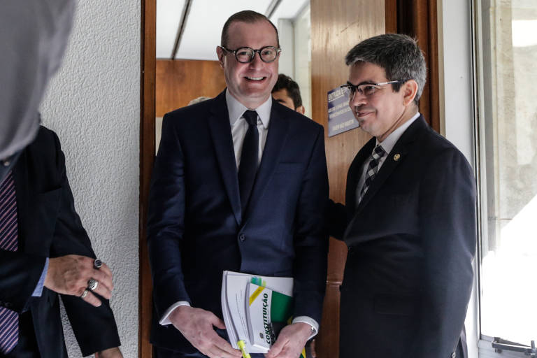 Cristiano Zanin é recebido pelo senador Randolfe Rodrigues antes do início da sabatina