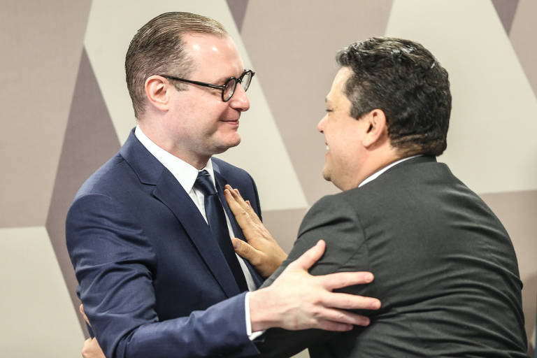 O senador Davi Alcolumbre cumprimenta Cristiano Zanin antes do início da sabatina