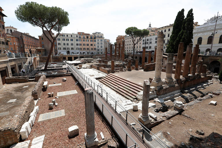 Roma abre ao público praça milenar onde Júlio César foi assassinado
