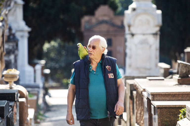 Bruno Giovannetti faz caminhadas frequentes com seu papagaio Hermenegildo Zegna pelo cemitério da Consolação