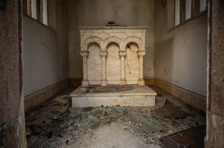 Interior de mausoléu em mau estado de conservação no cemitério da Consolação, em São Paulo