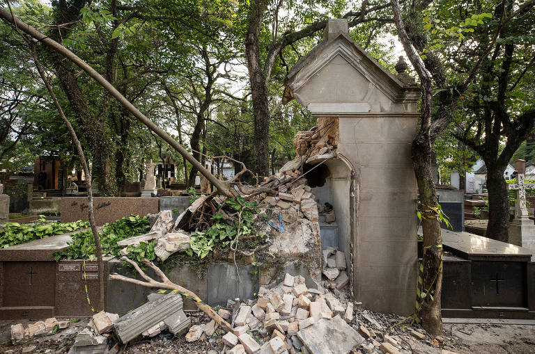 Ruínas de jazigo no cemitério da Consolação, cedido a iniciativa privada