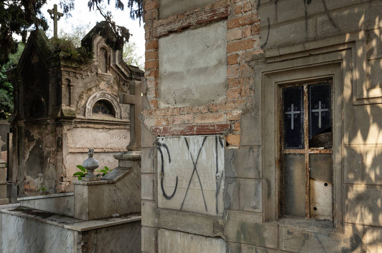 No cemitério da Consolação, são cerca de 20 mil sepultados. Parte dos jazigos estão abandonados ou em ruínas