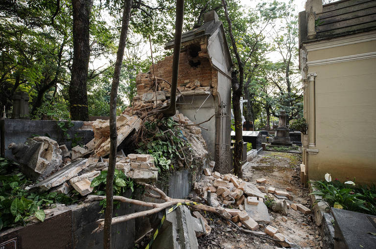 Jazigo com partes desmoronadas no cemitério da Consolação
