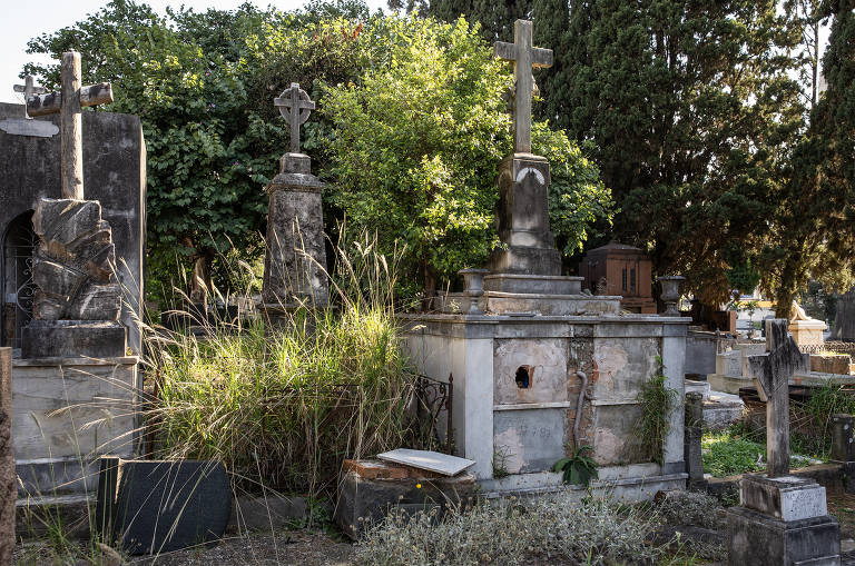 No cemitério da Consolação, jazigos foram abandonados
