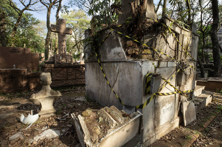 Jazigo interditado em uma das alamedas do cemitério da Consolação, um dos mais famosos de São Paulo