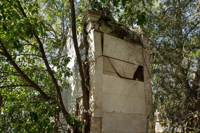 Parte de jazigo quebrado cemitério da Consolação, cedido à iniciativa privada