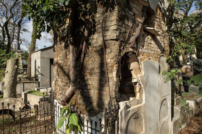 Detalhe de Jazigo em ruínas no cemitério da Consolação