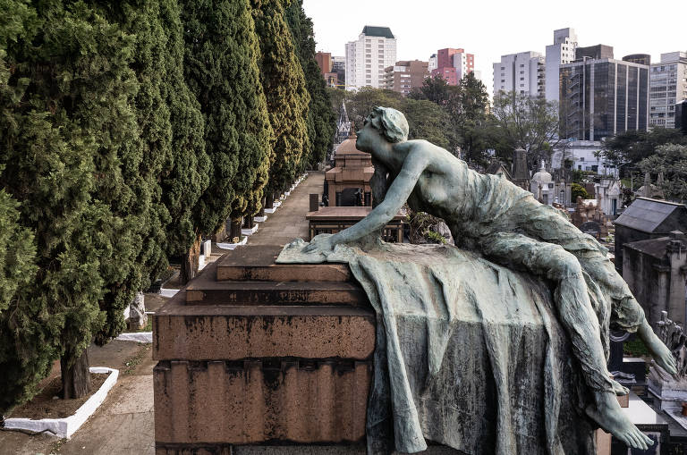 Escultura do artista Materno Giribaldi no mausoleu da Familia Jafet, localizado na alameda com ciprestes, no Cemitério da Consolação, o primeiro de São Paulo cedido à iniciativa privada